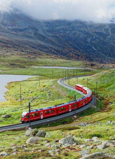 Met de trein door Zwisterland route Bernina Express shutterstock 2626255911 (2)