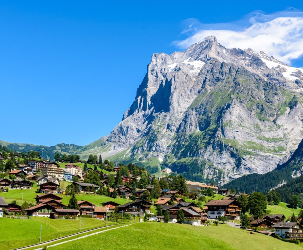 Met de trein naar Zwitserland Grindelwald shutterstock 571931335