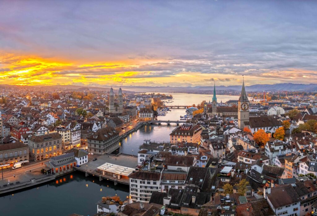 Met de trein naar Zwitserland Zurich shutterstock 2433406175 (1)